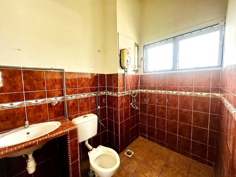 Rumah Teres 2 Tingkat untuk Dijual di Taman Dagang (Ampang) - Ishak Ramli - Bathroom - PropertyGuru.com.my
