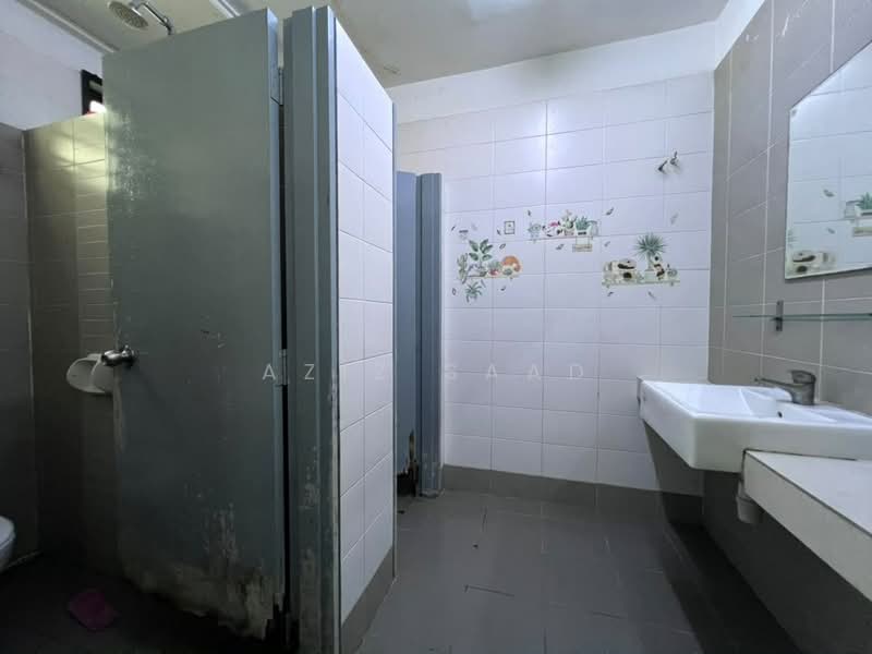 Kedai / Pejabat untuk Dijual di Sungai Buloh (Selangor) - Aziz Saad - Bathroom - PropertyGuru.com.my