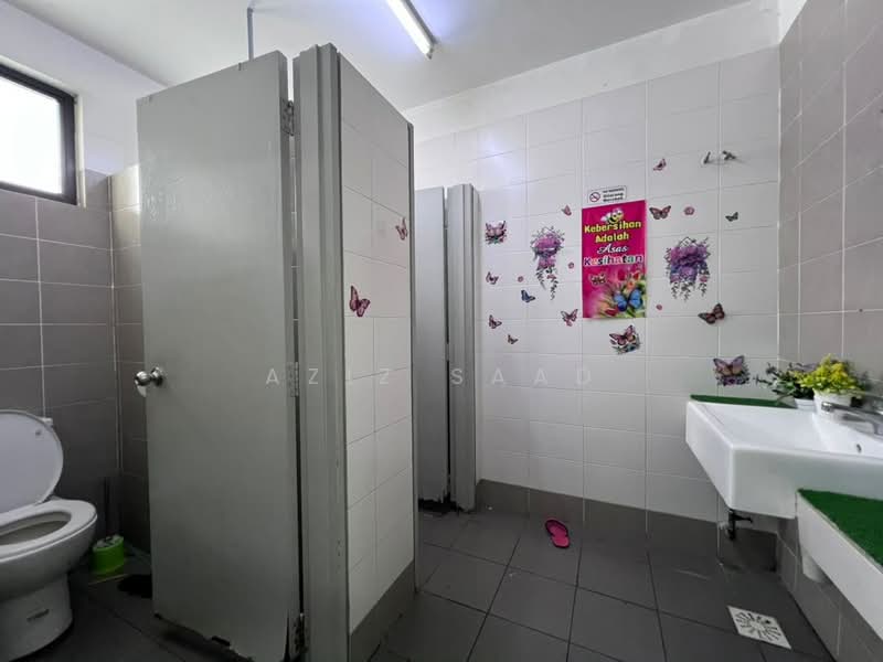 Kedai / Pejabat untuk Dijual di Sungai Buloh (Selangor) - Aziz Saad - Bathroom - PropertyGuru.com.my