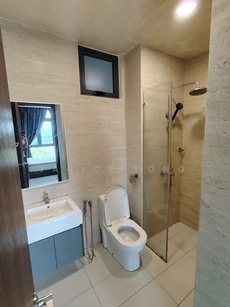 Servis Apartment untuk Disewa di Crescent Bay Suites (Teluk Bayu) - Janice Yong - Bathroom - PropertyGuru.com.my