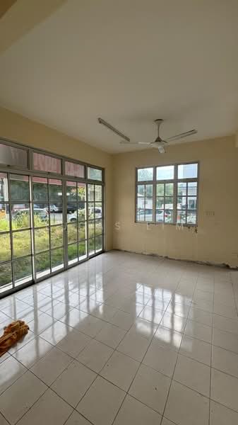 Rumah Teres 2 Tingkat untuk Dijual di Teluk Kumbar (Penang) - Lucas Lim - Living Room - PropertyGuru.com.my