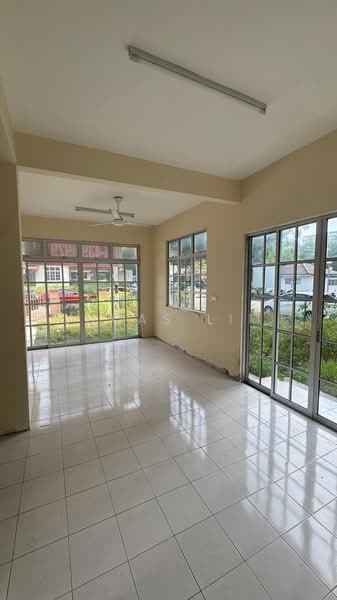 Rumah Teres 2 Tingkat untuk Dijual di Teluk Kumbar (Penang) - Lucas Lim - Living Room - PropertyGuru.com.my