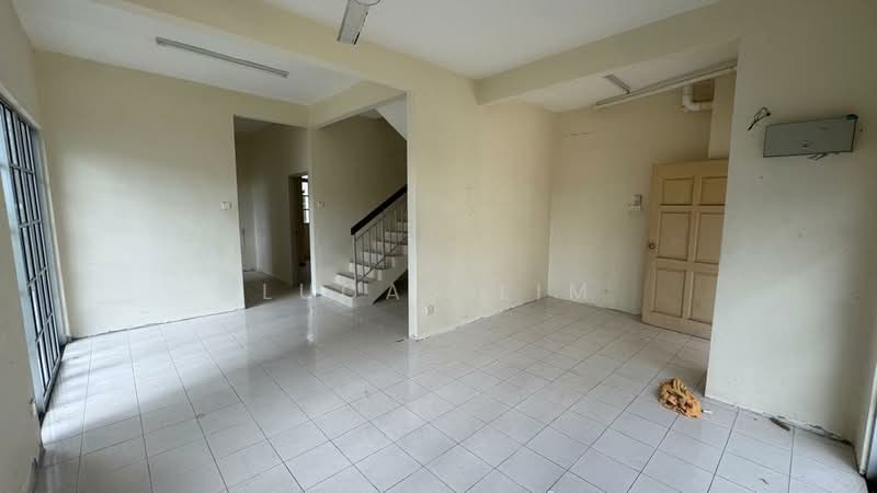 Rumah Teres 2 Tingkat untuk Dijual di Teluk Kumbar (Penang) - Lucas Lim - Living Room - PropertyGuru.com.my
