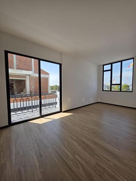 2.5-storey Terraced House for Sale in Petra Jaya (Kuching) - Leslie Loi - Balcony - PropertyGuru.com.my