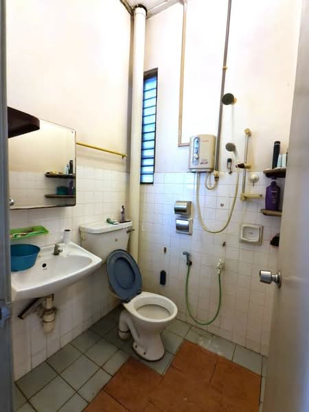 Rumah Teres 1 Tingkat untuk Dijual di Taman Bukit Rinting (Masai) - Karl Lim - Bathroom - PropertyGuru.com.my