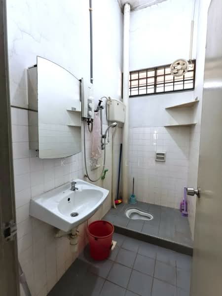 Rumah Teres 1 Tingkat untuk Dijual di Taman Bukit Rinting (Masai) - Karl Lim - Bathroom - PropertyGuru.com.my