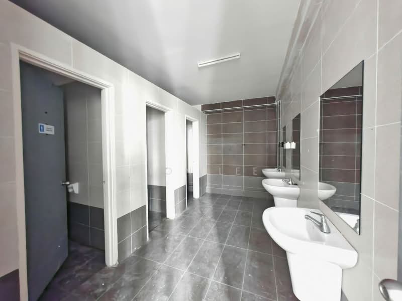 Semi-D Factory for Rent in Taman Dato Onn (Johor Bahru) - Fion Lee - Bathroom - PropertyGuru.com.my