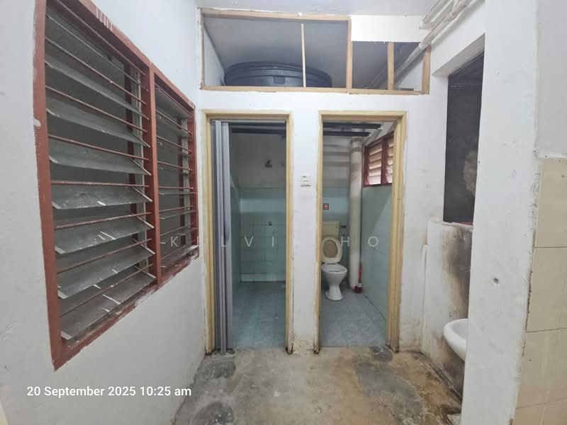 Pangsapuri untuk Dijual di Pangsapuri Mawar Jaya - Kelvin Ho - Bathroom - PropertyGuru.com.my