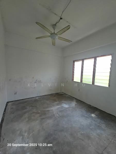 Pangsapuri untuk Dijual di Pangsapuri Mawar Jaya - Kelvin Ho - Bedroom - PropertyGuru.com.my
