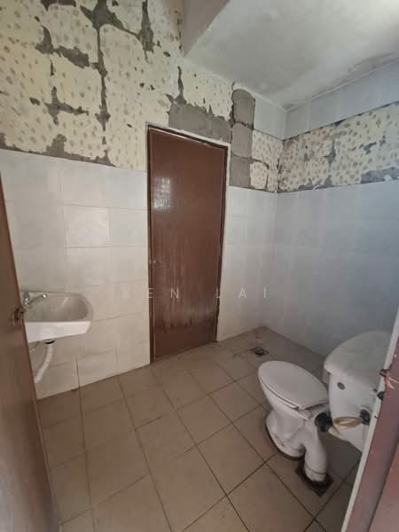 Rumah Teres 2 Tingkat untuk Dijual di Taman Wahyu (Batu Caves) - Ken Lai - Bathroom - PropertyGuru.com.my