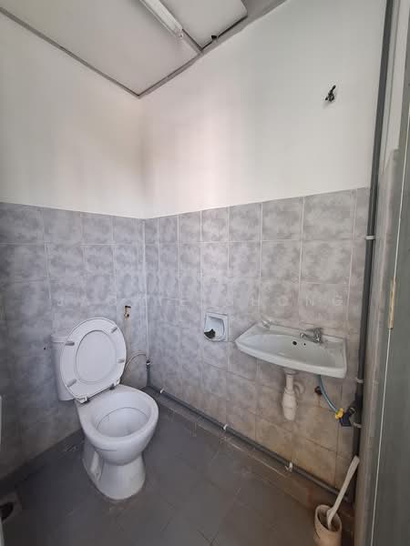 Townhouse for Sale in Taman Overseas Union (Taman Oug) (Jalan Klang Lama (Old Klang Road)) - Jackie Chong - Bathroom - PropertyGuru.com.my