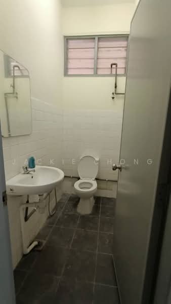 2-storey Terraced House for Sale in Taman Overseas Union (Taman Oug) (Jalan Klang Lama (Old Klang Road)) - Jackie Chong - Bathroom - PropertyGuru.com.my