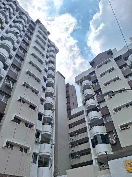 Kondominium untuk Dijual di Meadow Park 2 - Jackie Chong - Exterior - PropertyGuru.com.my