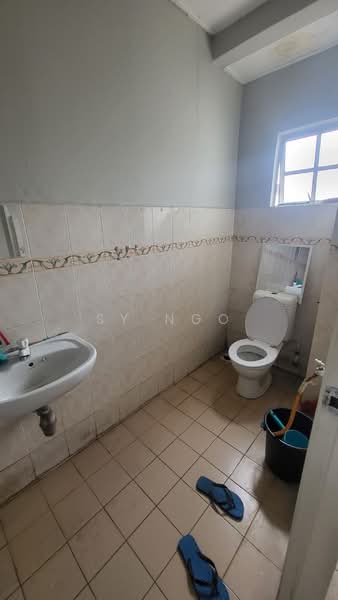 Rumah Teres 2 Tingkat untuk Dijual di Taman Putri (Kulai) - SY Ngo - Bathroom - PropertyGuru.com.my