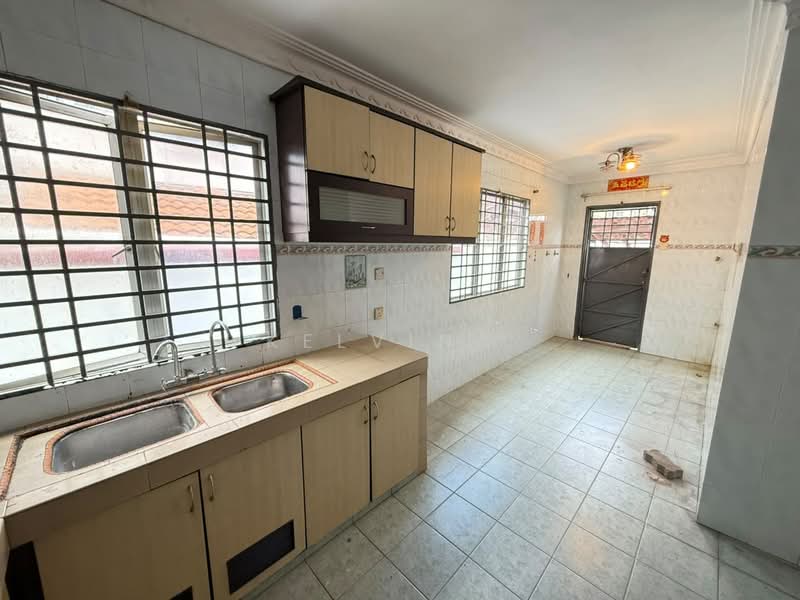 Semi-Detached House for Sale in Bandar Country Homes (Rawang) - Kelvin . - Kitchen - PropertyGuru.com.my