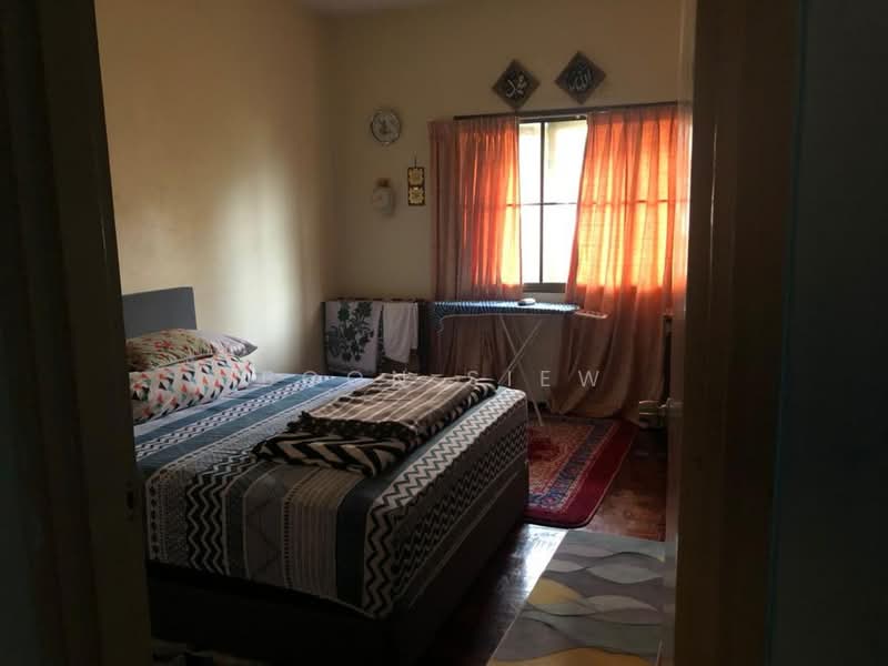 Pangsapuri untuk Dijual di Mutiara Court - Boon Siew - Bedroom - PropertyGuru.com.my