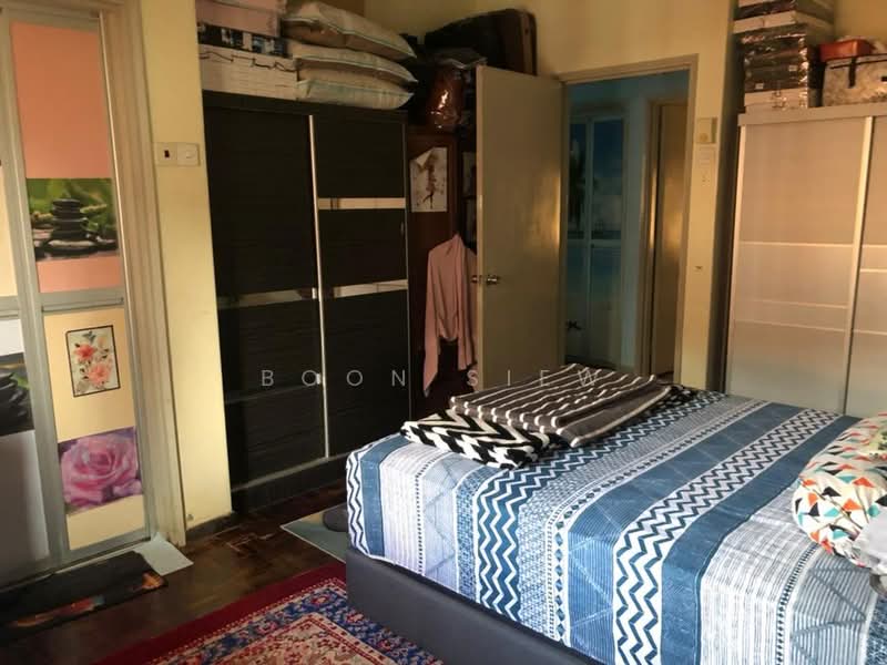 Pangsapuri untuk Dijual di Mutiara Court - Boon Siew - Bedroom - PropertyGuru.com.my