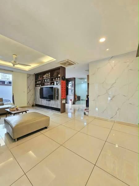 Cluster House for Sale in Taman Gaya (Ulu Tiram) - Emily Hau - Living Room - PropertyGuru.com.my
