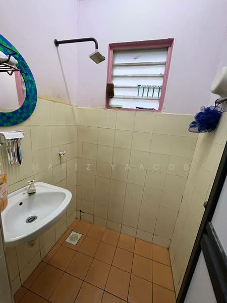 Flat for Sale at PPR Kerinchi Lembah Pantai - Hafiz Yaacob - Bathroom - PropertyGuru.com.my