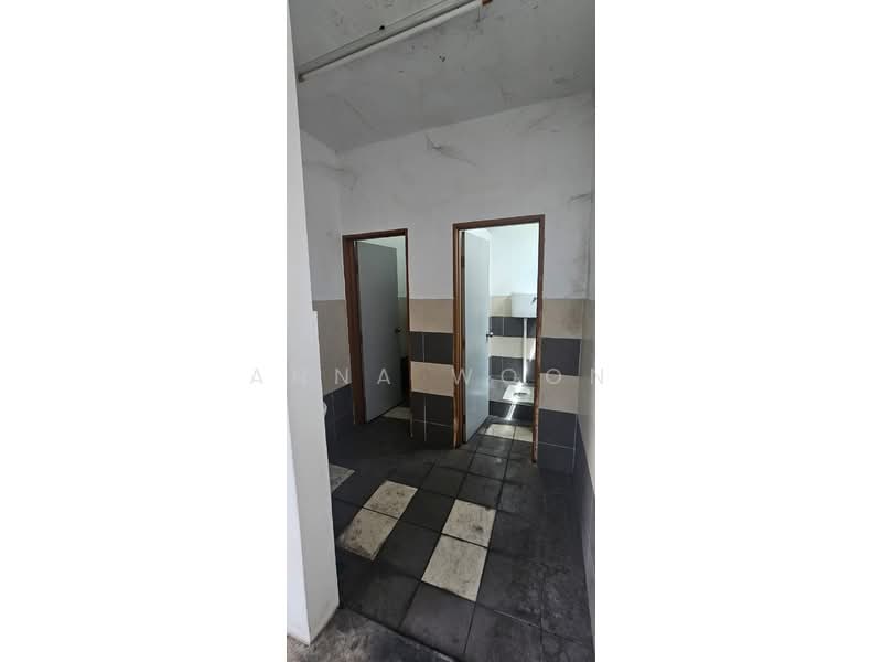 Kedai untuk Disewa di Taman Ungku Tun Aminah (Skudai) - Anna Woon - Bathroom - PropertyGuru.com.my