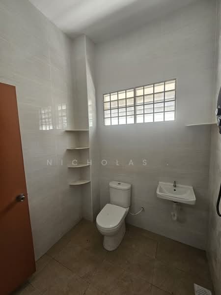 Rumah Teres 2 Tingkat untuk Dijual di Taman Sri Putri (Skudai) - Nicholas . - Bathroom - PropertyGuru.com.my