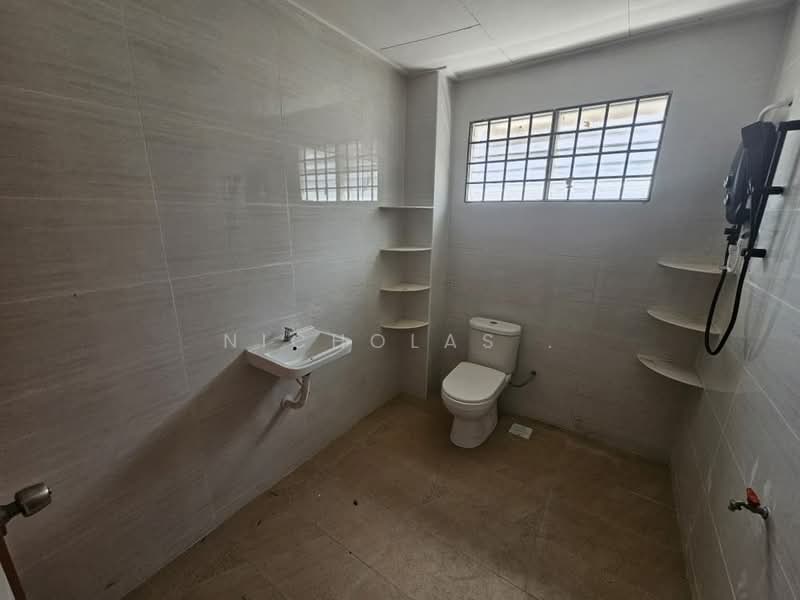 Rumah Teres 2 Tingkat untuk Dijual di Taman Sri Putri (Skudai) - Nicholas . - Bathroom - PropertyGuru.com.my