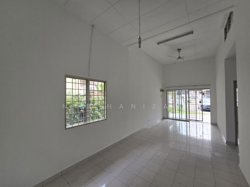 1-storey Terraced House for Sale in Alam Suria (Puncak Alam) - Nur Hanizah - Living Room - PropertyGuru.com.my