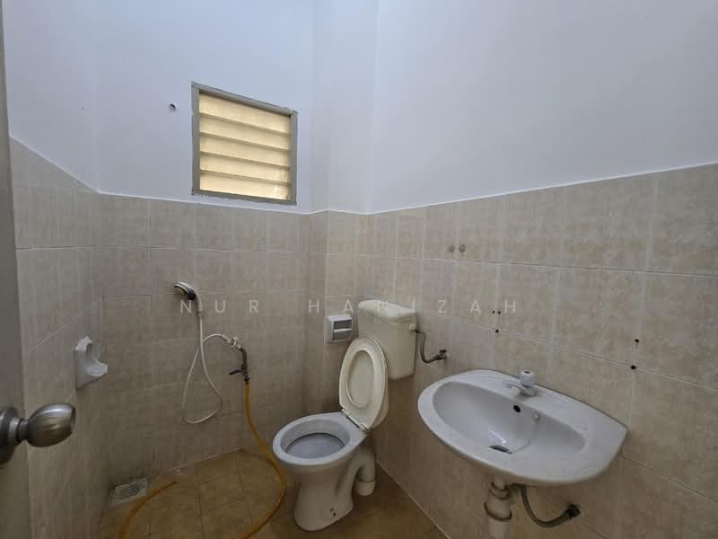 1-storey Terraced House for Sale in Alam Suria (Puncak Alam) - Nur Hanizah - Bathroom - PropertyGuru.com.my