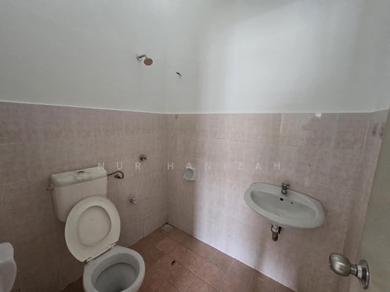 1-storey Terraced House for Sale in Alam Suria (Puncak Alam) - Nur Hanizah - Bathroom - PropertyGuru.com.my