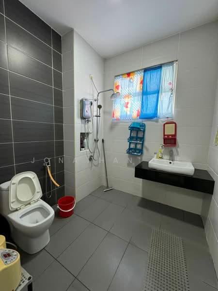 Semi-Detached House for Sale in Skudai (Johor) - Jonathan Lee - Bathroom - PropertyGuru.com.my