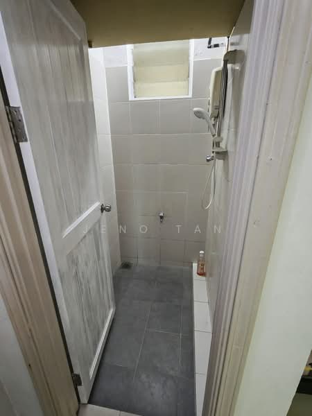 Pangsapuri untuk Disewa di Samajaya Apartment - Jeno Tan - Bathroom - PropertyGuru.com.my