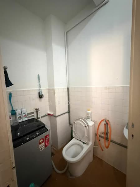 1-storey Terraced House for Sale in Taman Perling (Perling) - Sharon Ng - Bathroom - PropertyGuru.com.my