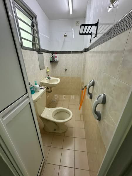 Pangsapuri untuk Dijual di Bayu Puteri 3 - Jayden Ng - Bathroom - PropertyGuru.com.my