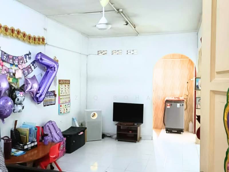 Rumah Flat untuk Dijual di Taman Desaria - Haziq Bohari - Living Room - PropertyGuru.com.my