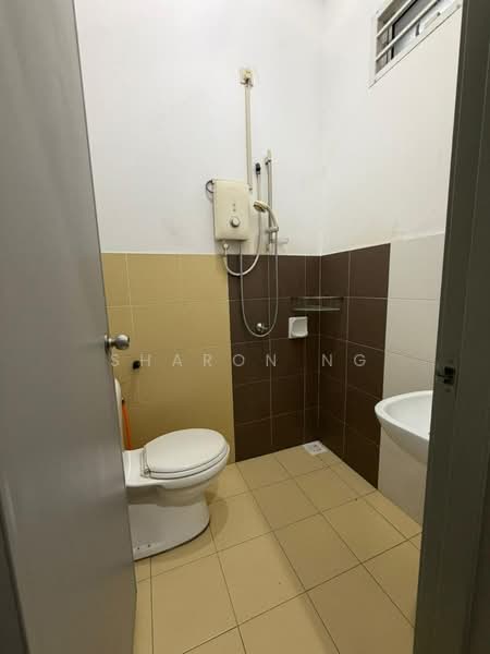Rumah Teres 2 Tingkat untuk Dijual di Taman Setia Indah (Tebrau) - Sharon Ng - Bathroom - PropertyGuru.com.my