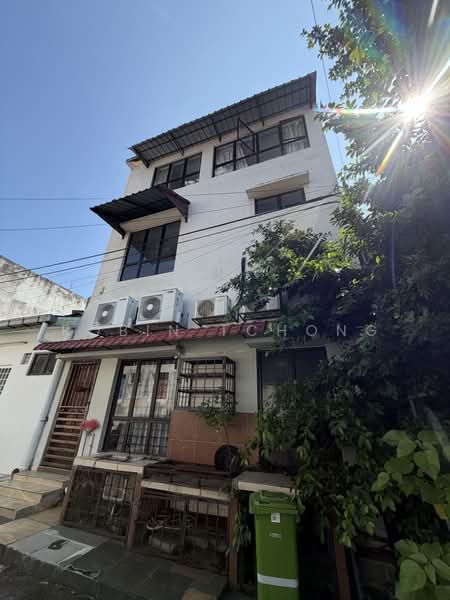 Rumah Teres 2.5 Tingkat untuk Dijual di Taman Lucky (Bangsar) - Robin Tchong - Exterior - PropertyGuru.com.my