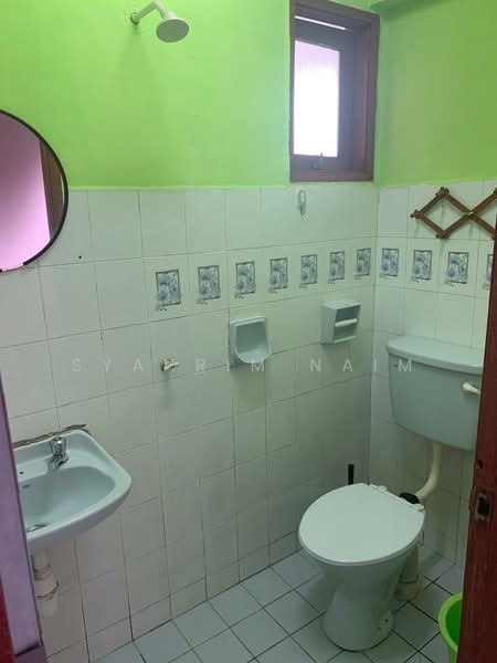 Pangsapuri untuk Dijual di Makmur Apartment - Syahrim Naim - Bathroom - PropertyGuru.com.my