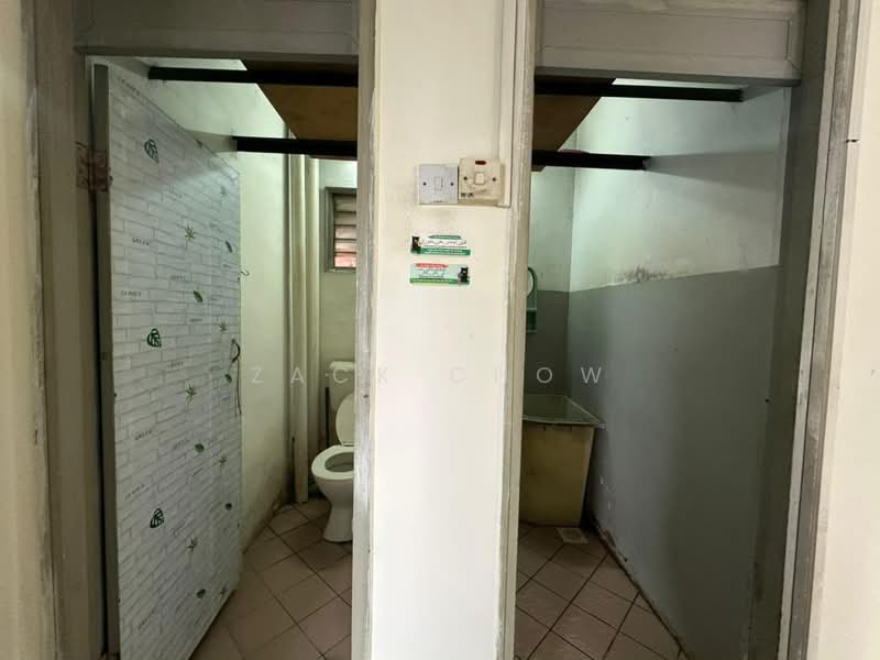 Rumah Flat untuk Dijual di Rumah Pangsa Permas Jaya - Zack Chow - Bathroom - PropertyGuru.com.my