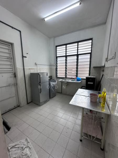 Townhouse for Rent in Taman Bukit Cheng (Cheng) - Woon . - Kitchen - PropertyGuru.com.my