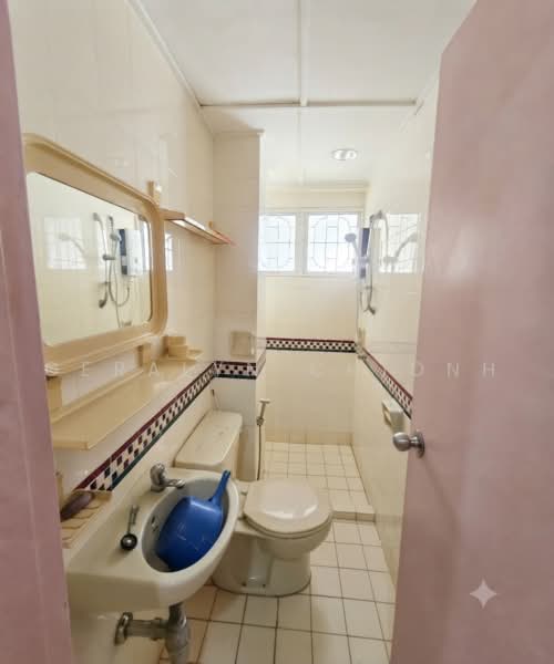 Kondominium untuk Dijual di Puncak Athenaeum - Geralyn Chionh - Bathroom - PropertyGuru.com.my