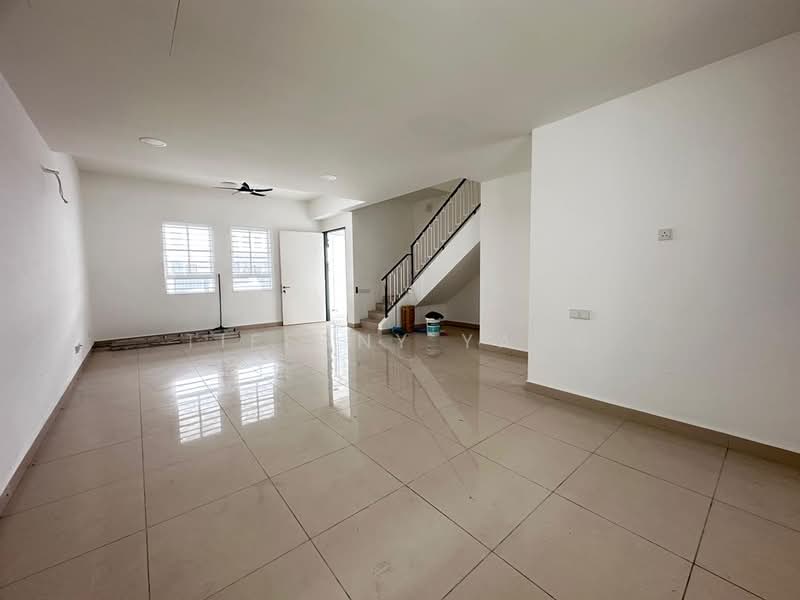 Rumah Teres 2 Tingkat untuk Dijual di Bandar Country Homes (Rawang) - Tiffany Yang - Living Room - PropertyGuru.com.my