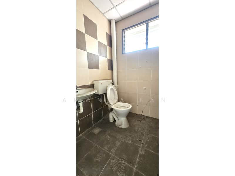 Kedai untuk Disewa di Seri Iskandar (Perak) - Amanda Fan - Bathroom - PropertyGuru.com.my