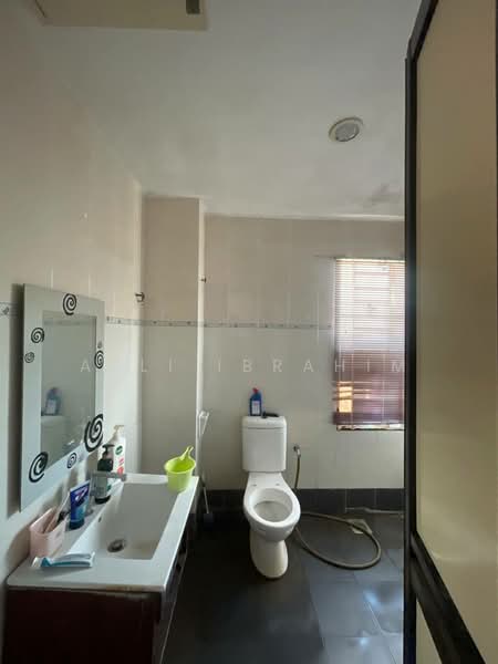 Bungalow for Sale in Seksyen 15 (Bangi) - Azli Ibrahim - Bathroom - PropertyGuru.com.my