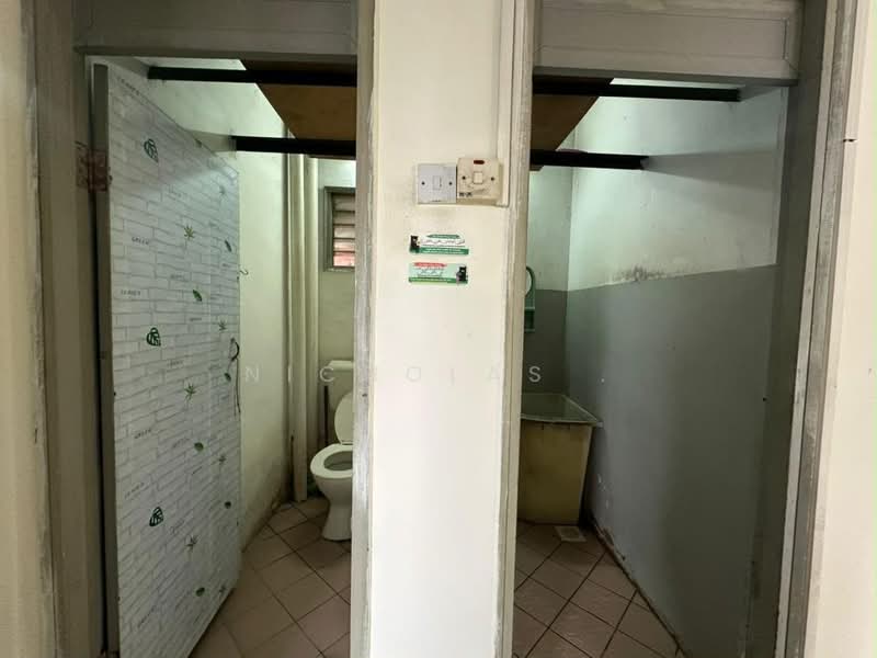 Rumah Flat untuk Dijual di Rumah Pangsa Permas Jaya - Nicholas . - Bathroom - PropertyGuru.com.my