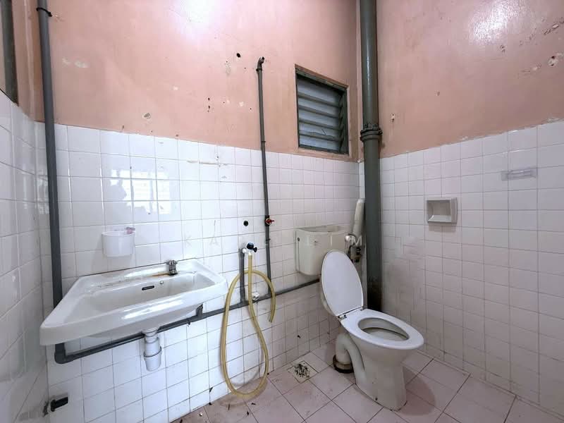 1-storey Terraced House for Sale in Bandar Baru Permas Jaya (Permas Jaya) - Karl Lim - Bathroom - PropertyGuru.com.my