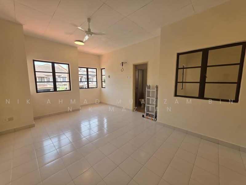 2-storey Terraced House for Sale in Bukit Jelutong (Shah Alam) - Nik Ahmad Muazzam Bin Nik Mazlan - Living Room - PropertyGuru.com.my