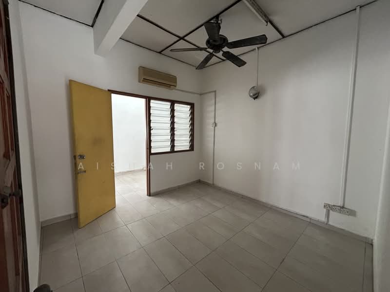 2-storey Terraced House for Sale in Kajang (Selangor) - Aishah Rosnam - 2nd Bedroom - PropertyGuru.com.my
