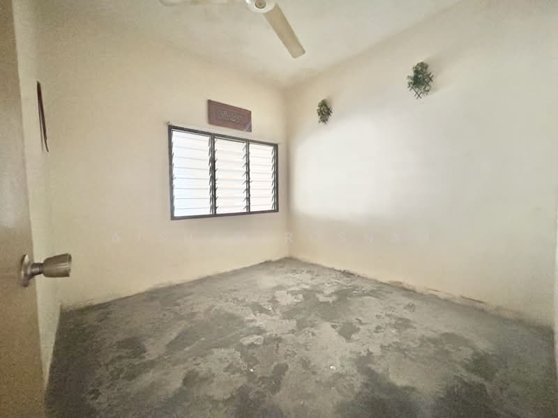 2-storey Terraced House for Sale in Taman Bukit Kajang Baru (Kajang) - Aishah Rosnam - Ground floor Bedroom - PropertyGuru.com.my