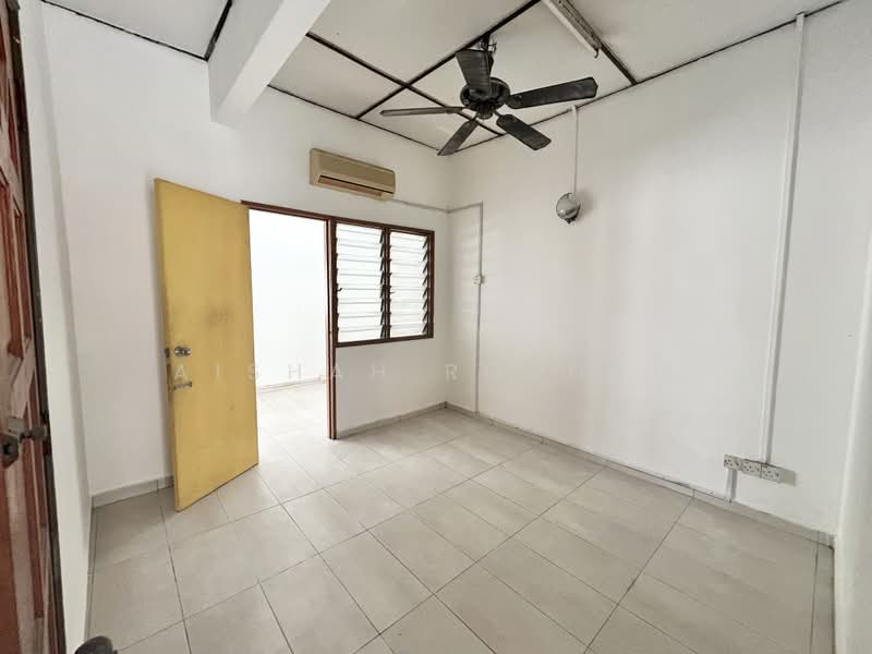 2-storey Terraced House for Sale in Taman Bukit Kajang Baru (Kajang) - Aishah Rosnam - 2nd bedroom - PropertyGuru.com.my