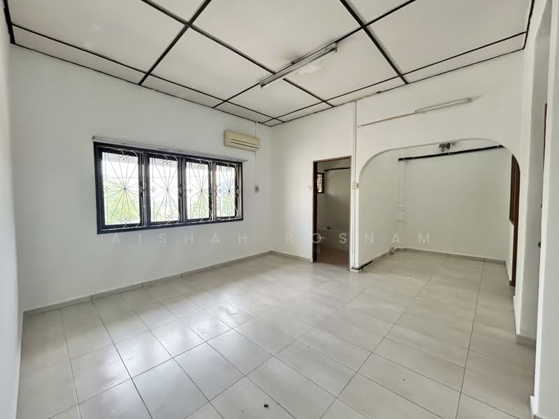 2-storey Terraced House for Sale in Taman Bukit Kajang Baru (Kajang) - Aishah Rosnam - Master bedroom - PropertyGuru.com.my
